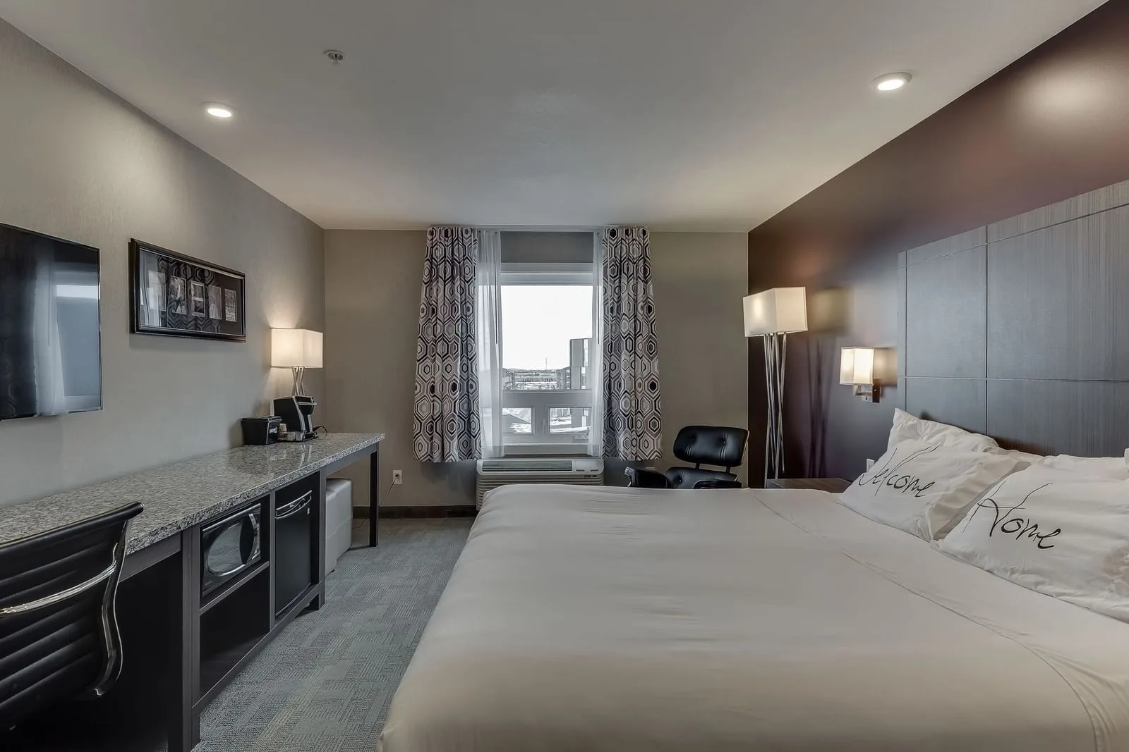 One King Dream Room with work area