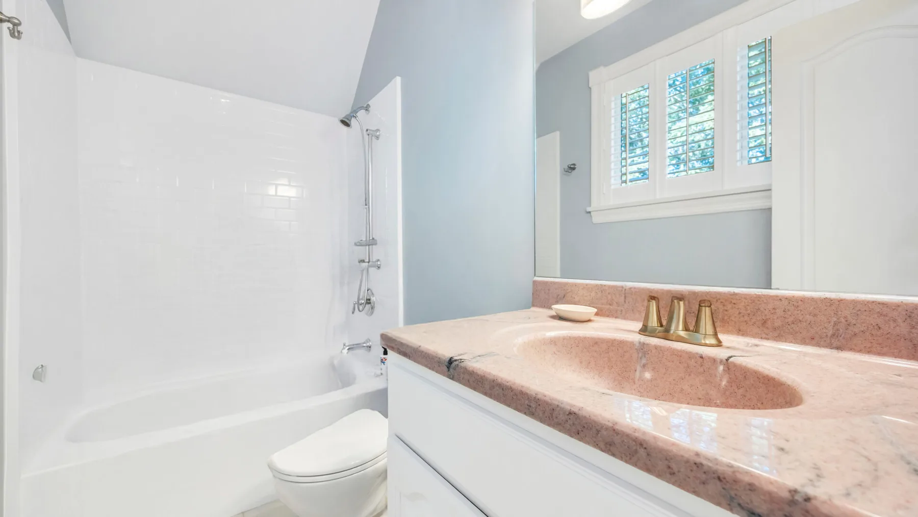 Un baño con bañera, ducha y tocador.