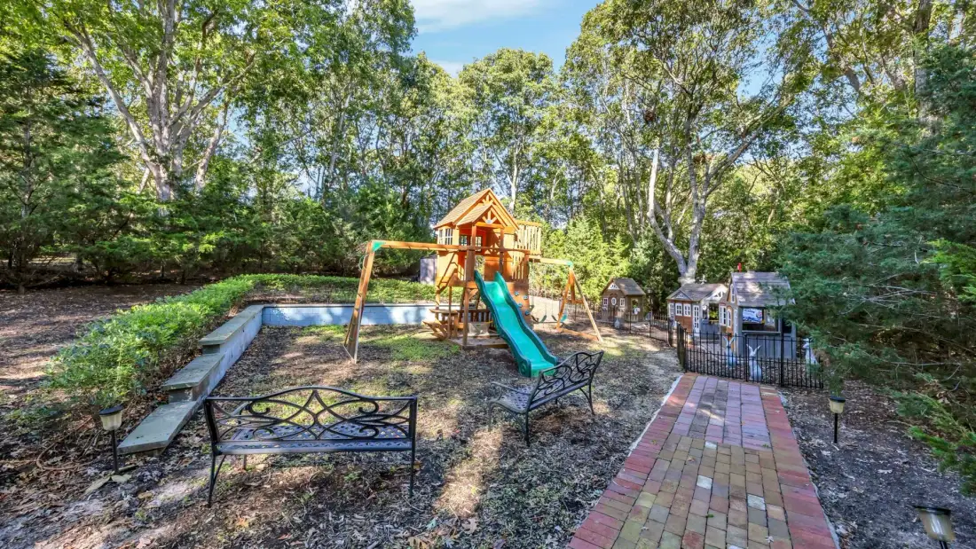 Una zona de juegos al aire libre con una estructura de madera colorida y un tobogán.