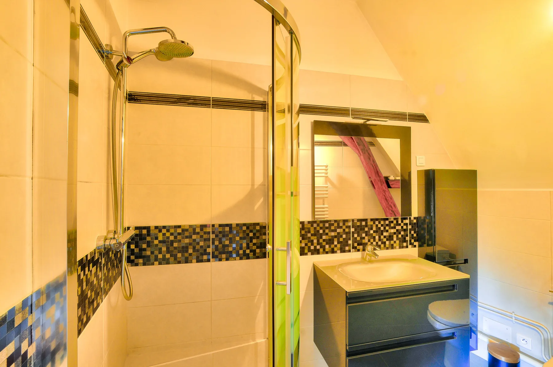 Casa de piedra con piscina y terraza