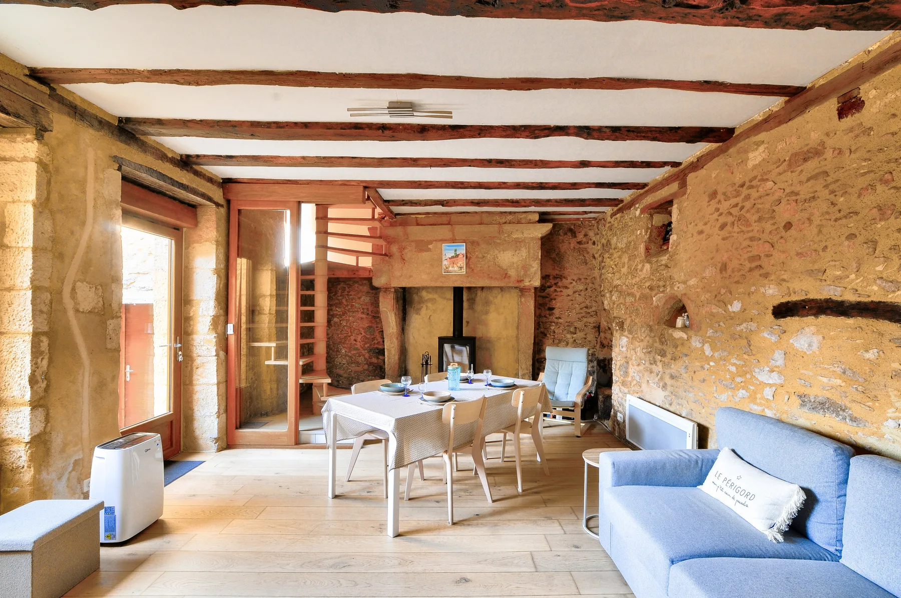 Casa de piedra con piscina y terraza
