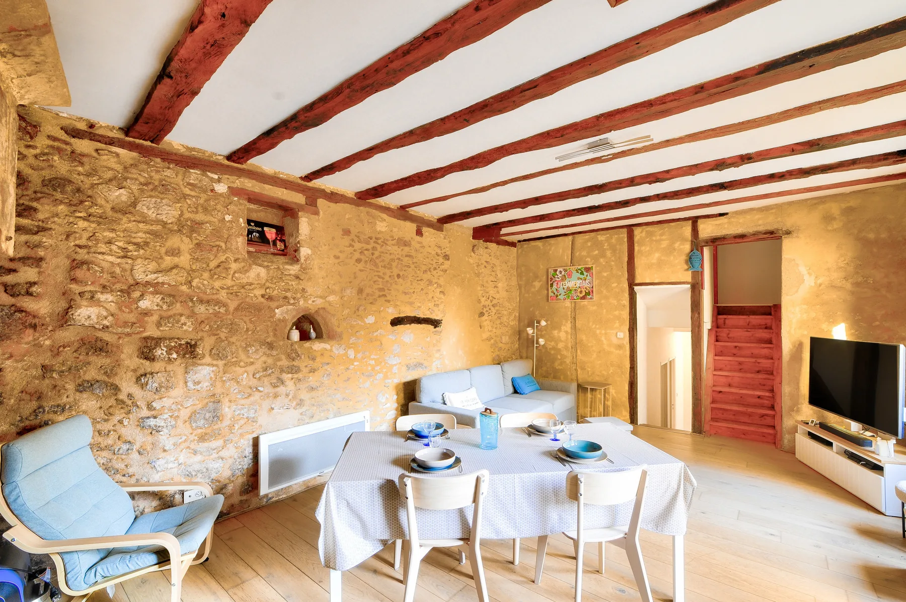 Casa de piedra con piscina y terraza