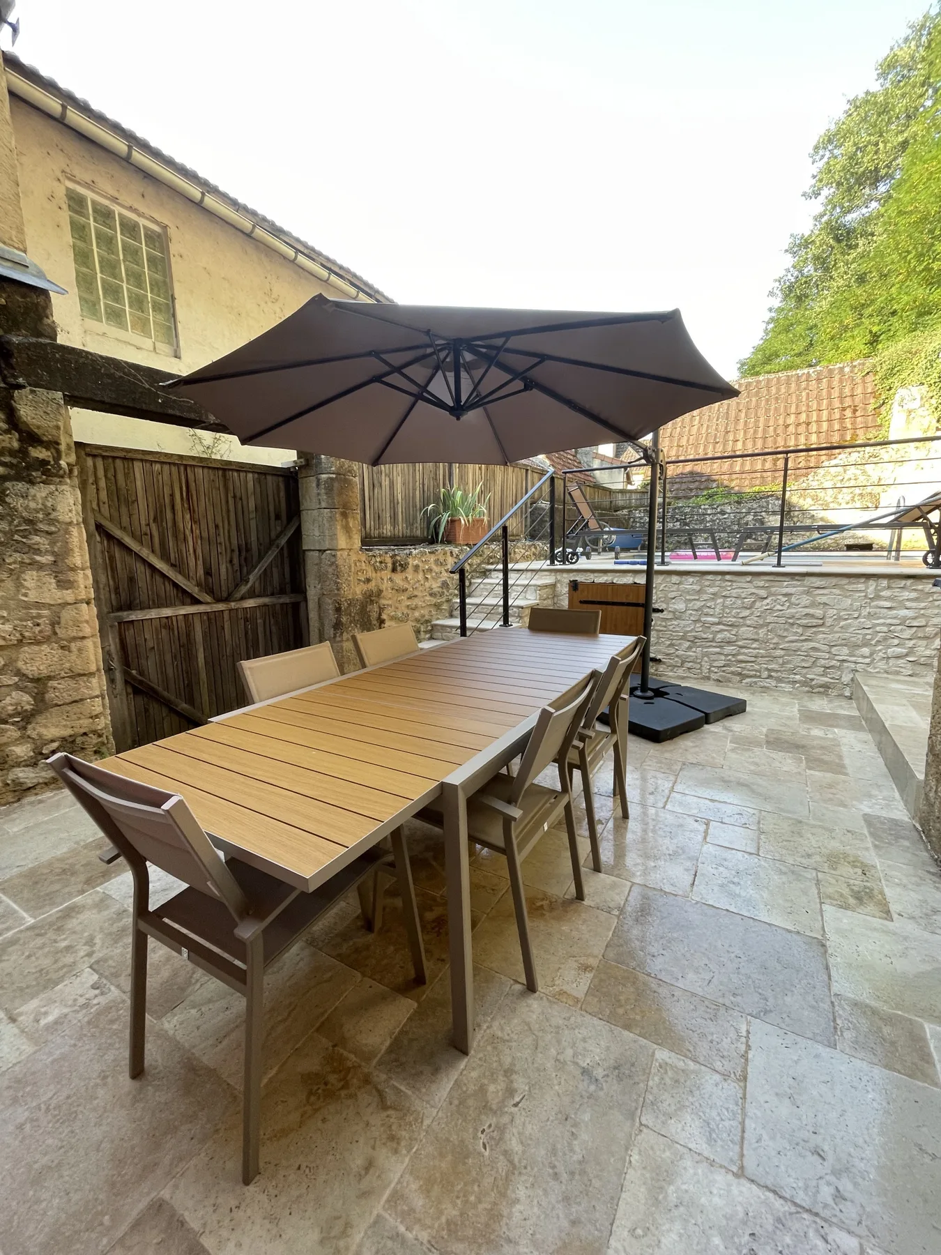 Casa de piedra con piscina y terraza