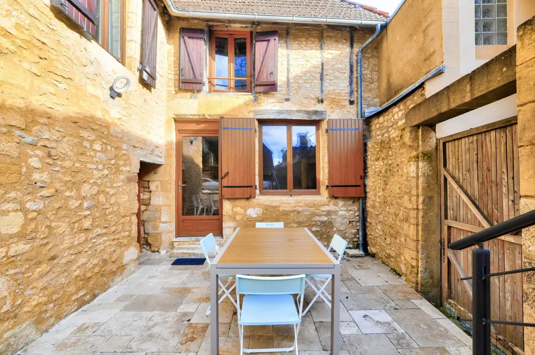 Casa de piedra con piscina y terraza