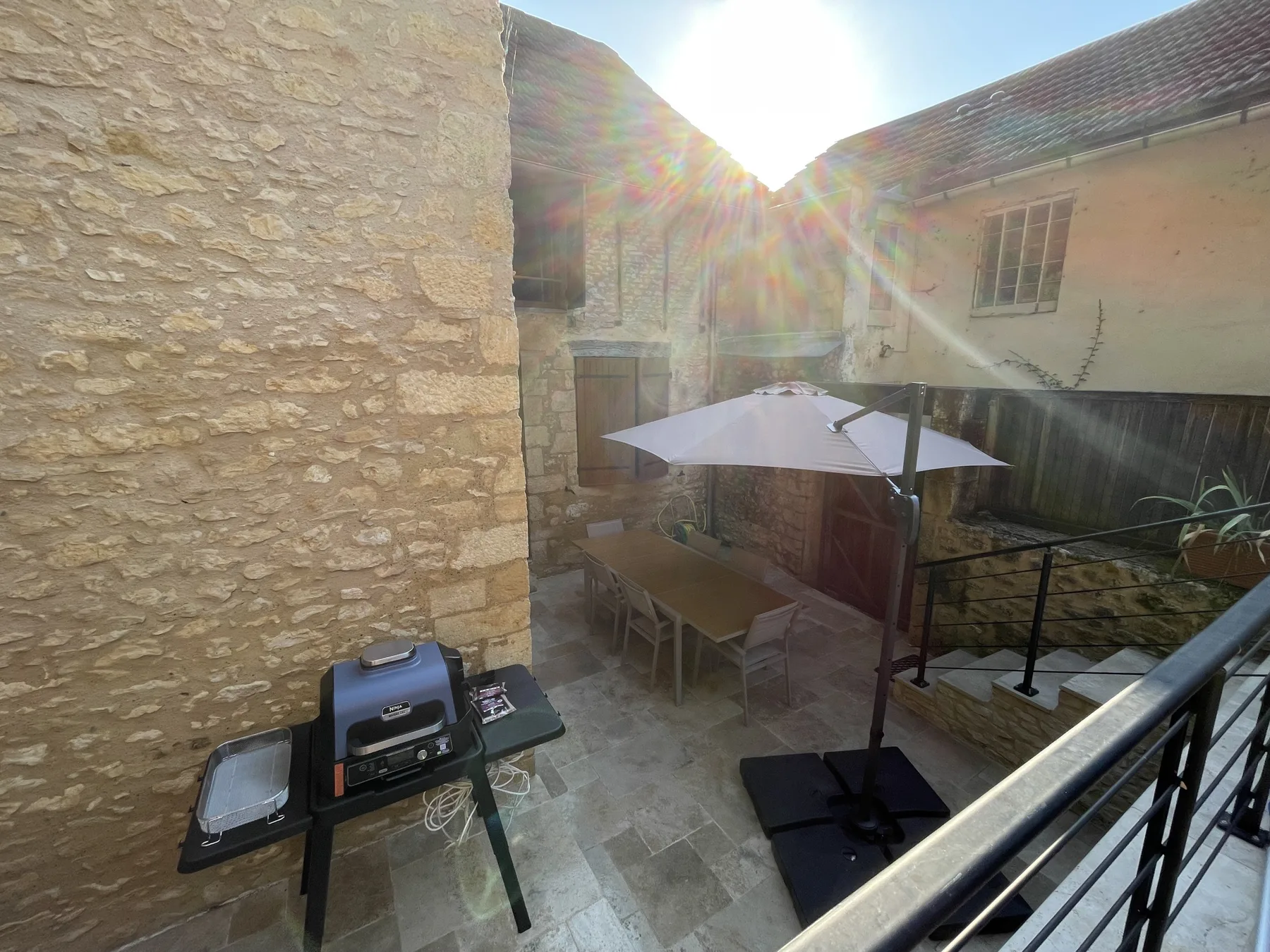 Casa de piedra con piscina y terraza