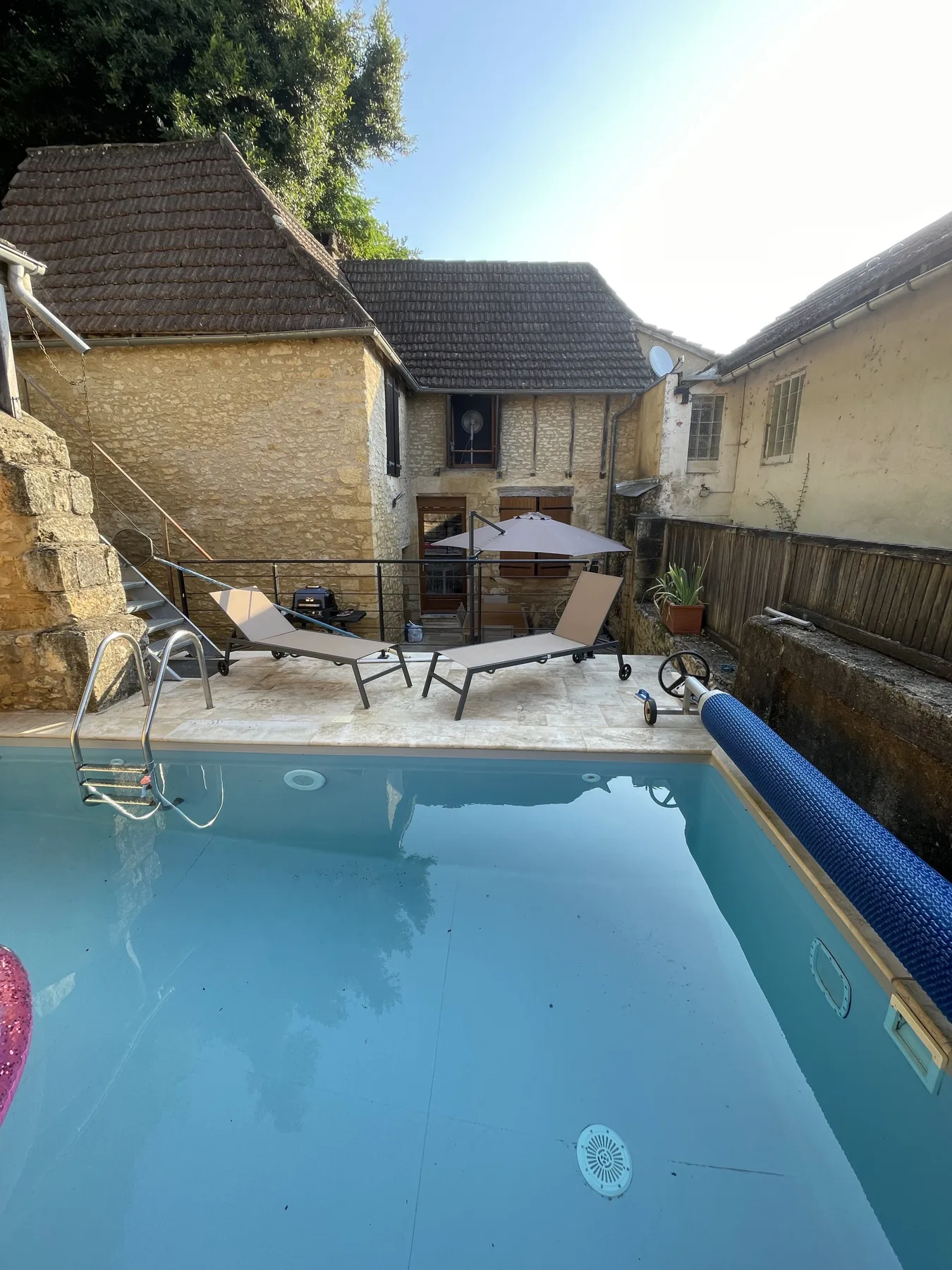 Casa de piedra con piscina y terraza