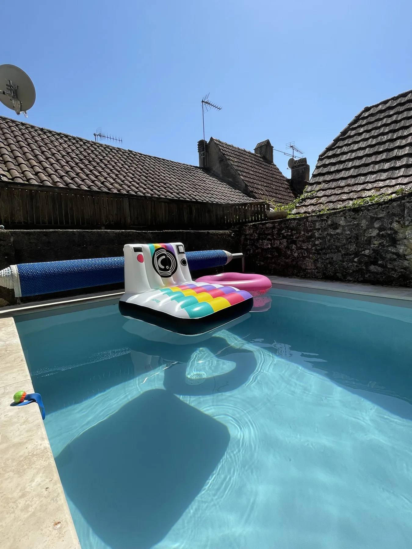 Casa de piedra con piscina y terraza