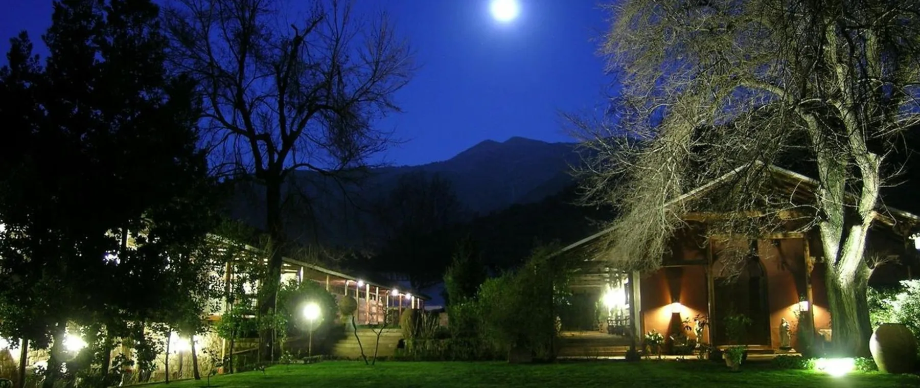 Jardines de la hacienda de noche