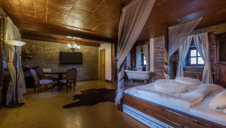 Apartment with bathtub