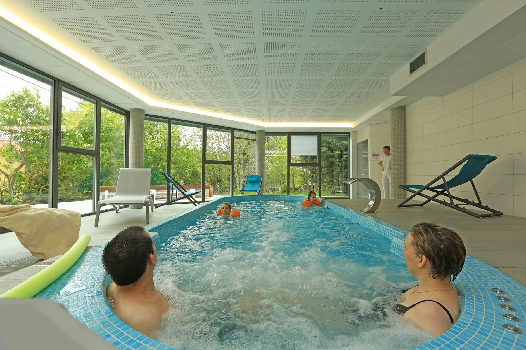 Spa de nage chauffé avec coin jacuzzi