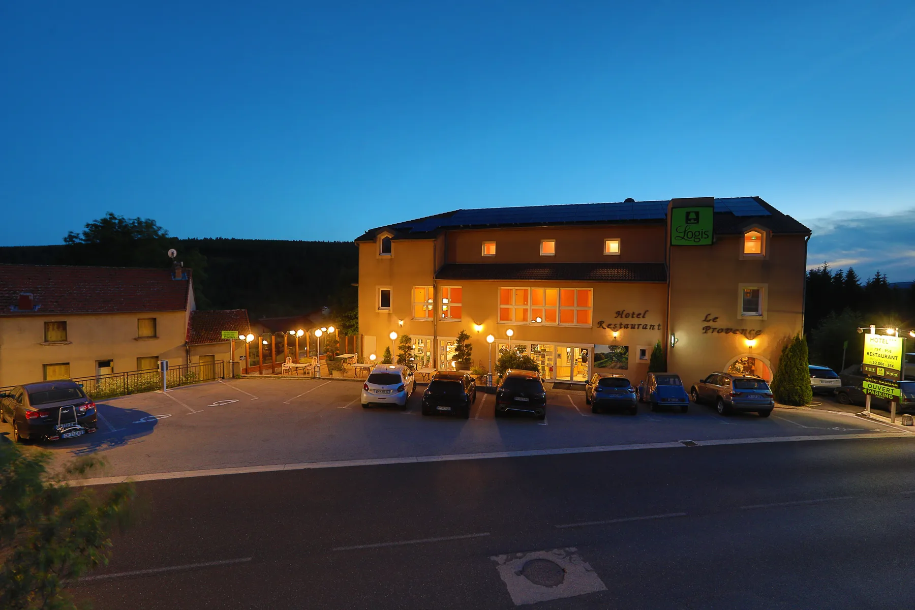 Façade de l’hôtel de nuit