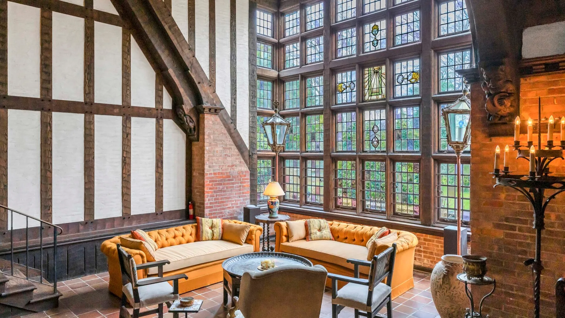 Una sala amplia con asientos acolchados y ventanas altas decorativas.