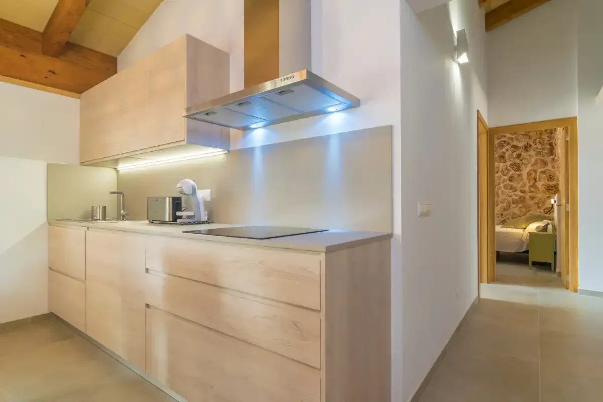Una cocina moderna da a un pasillo que conduce a un dormitorio.