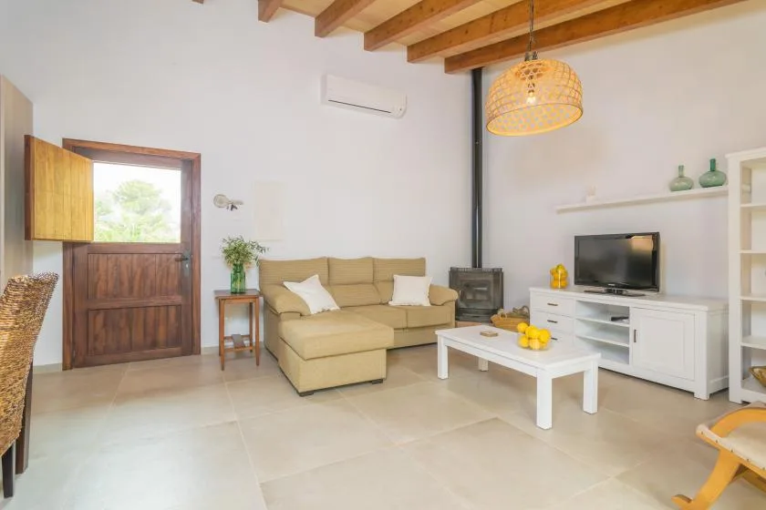 Una sala de estar con un sofá seccional y una mesa de centro.