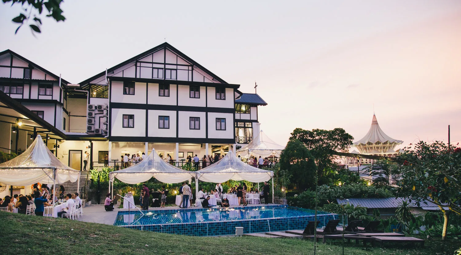 La zona de la piscina y el jardín de The Marian