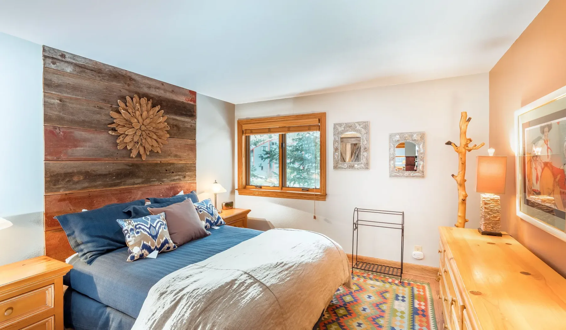 Un dormitorio con una cama bajo una gran decoración de madera en la pared.