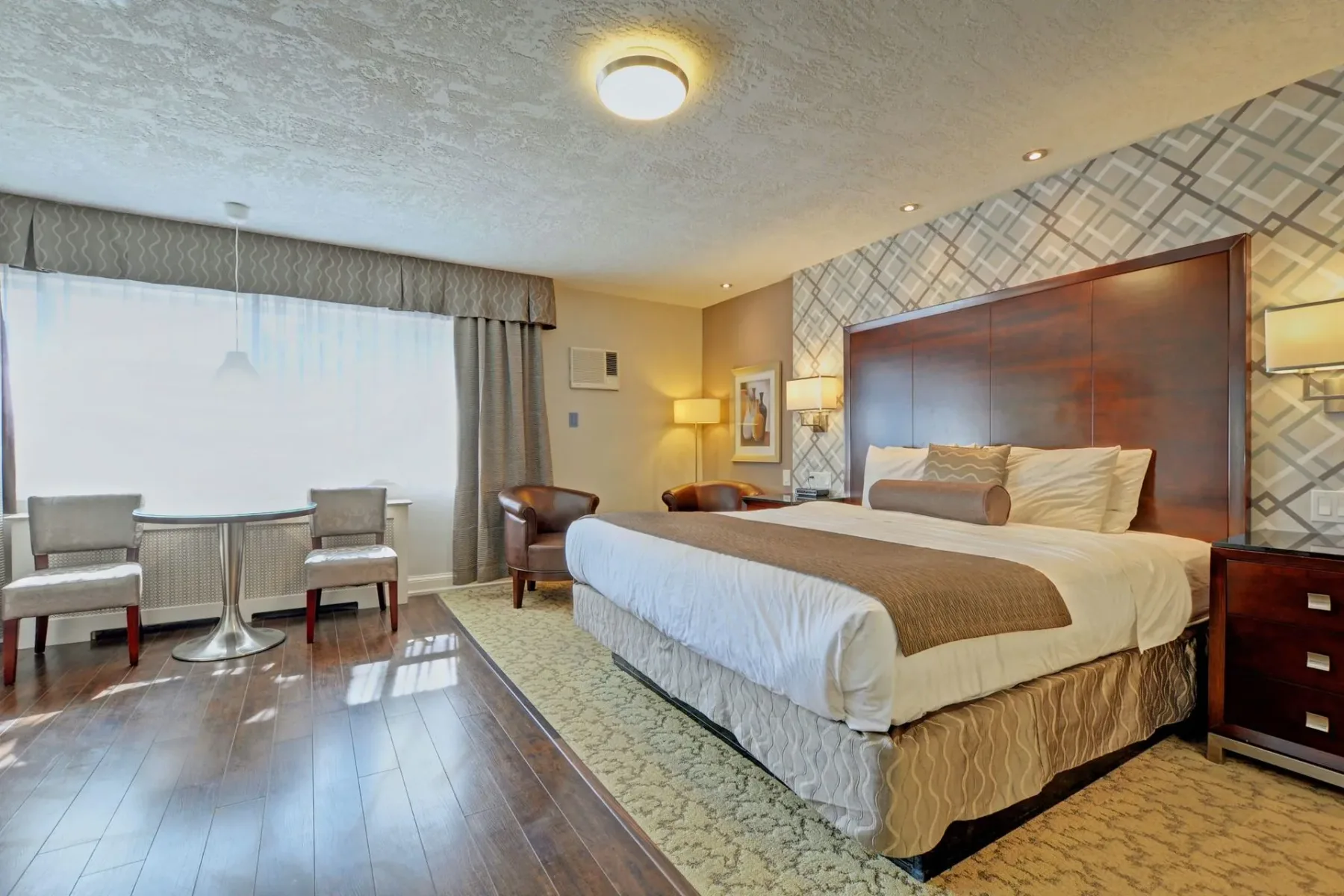 Estudio con cama king y cama abatible