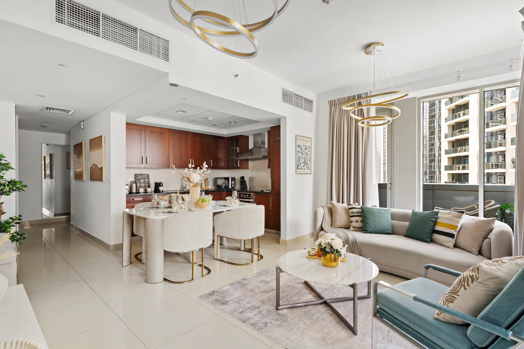 Sala de estar y cocina de concepto abierto con isla de comedor y zona de asientos.