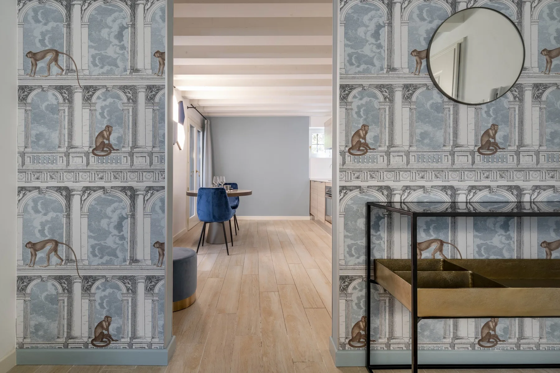 Un pasillo interior estrecho con paneles decorados y una mesa pequeña.