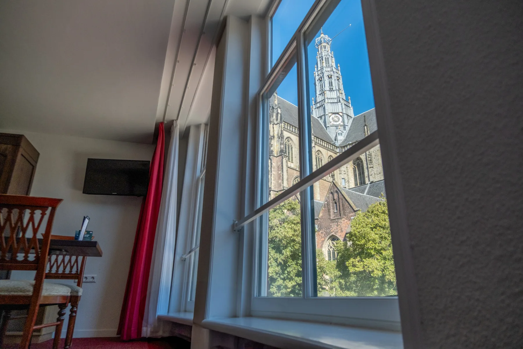 Habitación con vistas a la iglesia