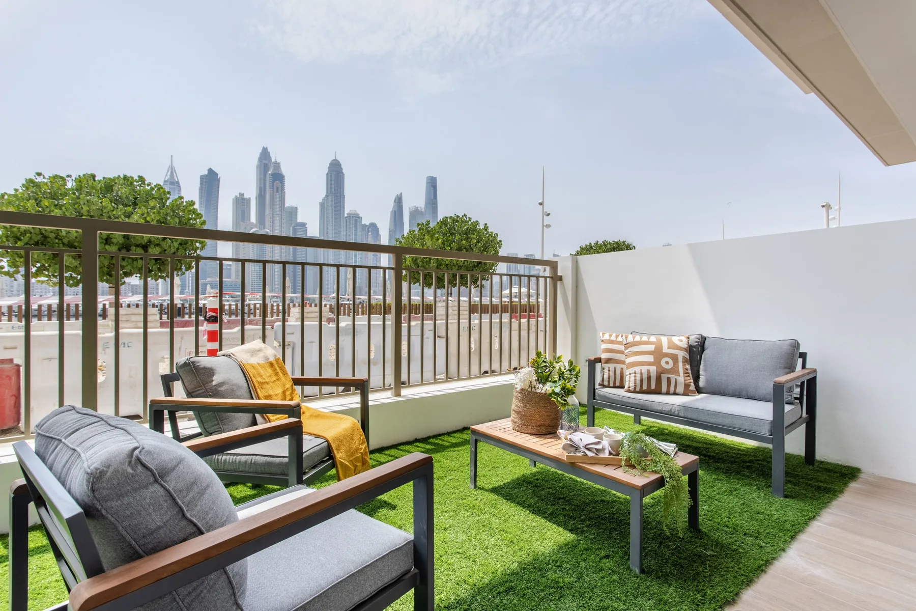 Una terraza en la azotea con asientos al aire libre y vistas al horizonte de la ciudad.