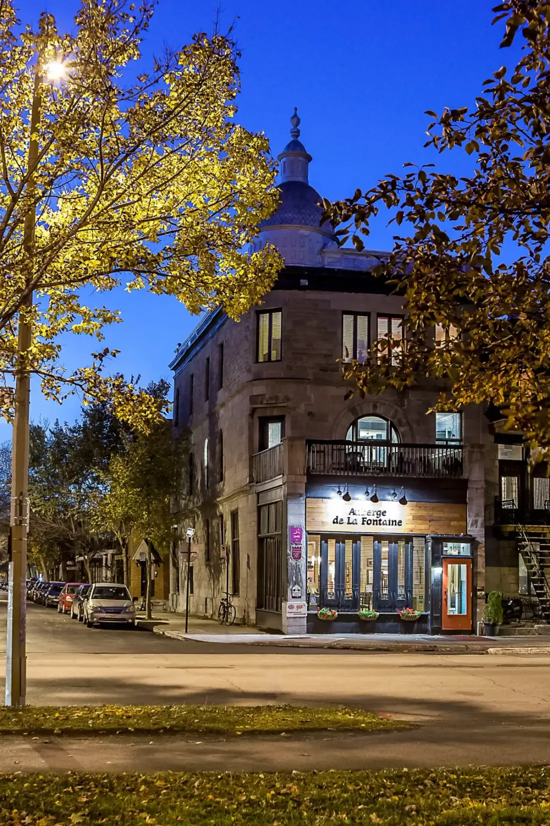 The auberge building illuminated at night.