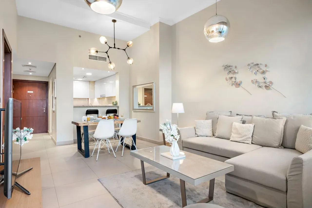 Sala de estar con sofá seccional y comedor.