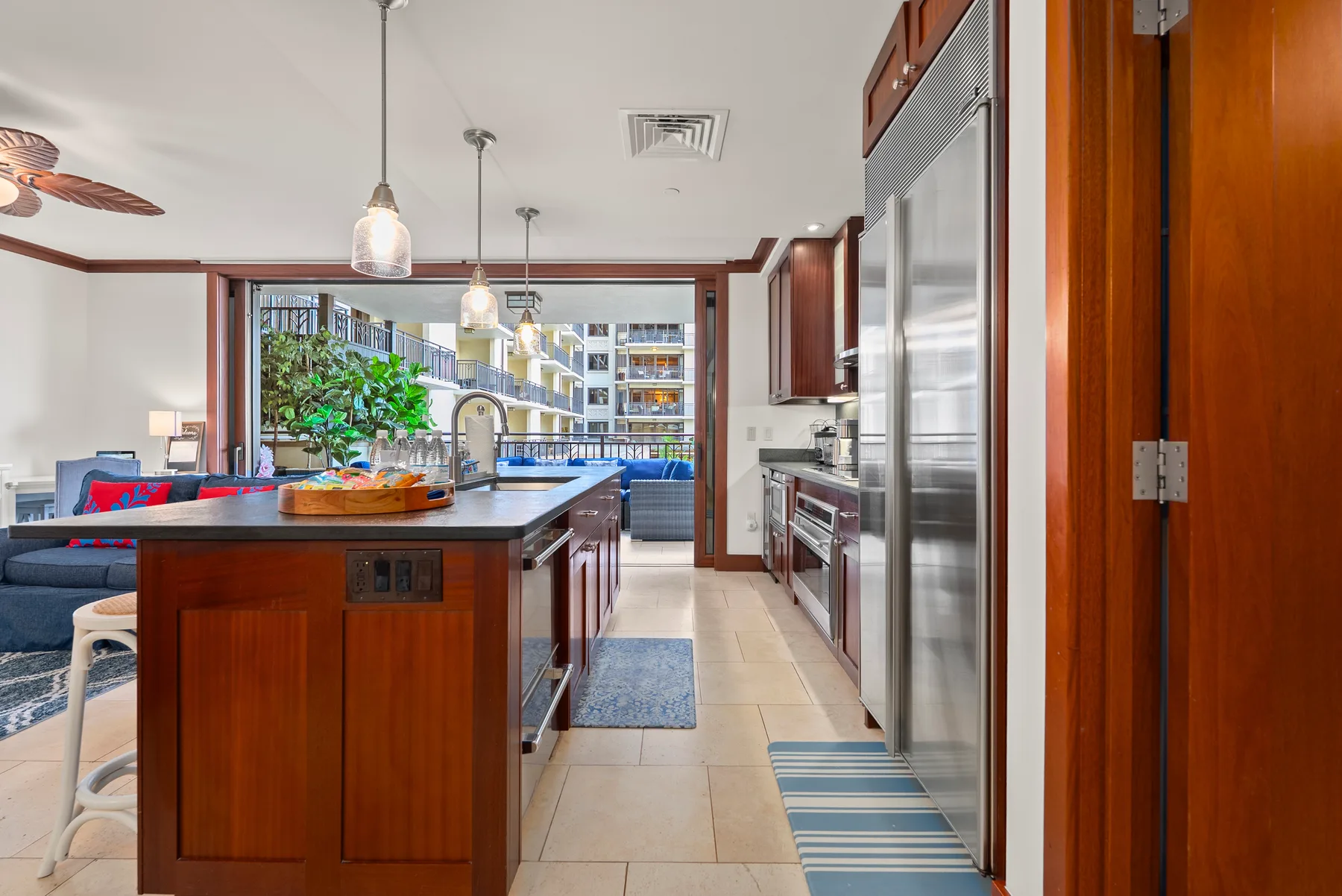 Una cocina con una isla central y electrodomésticos de acero inoxidable.