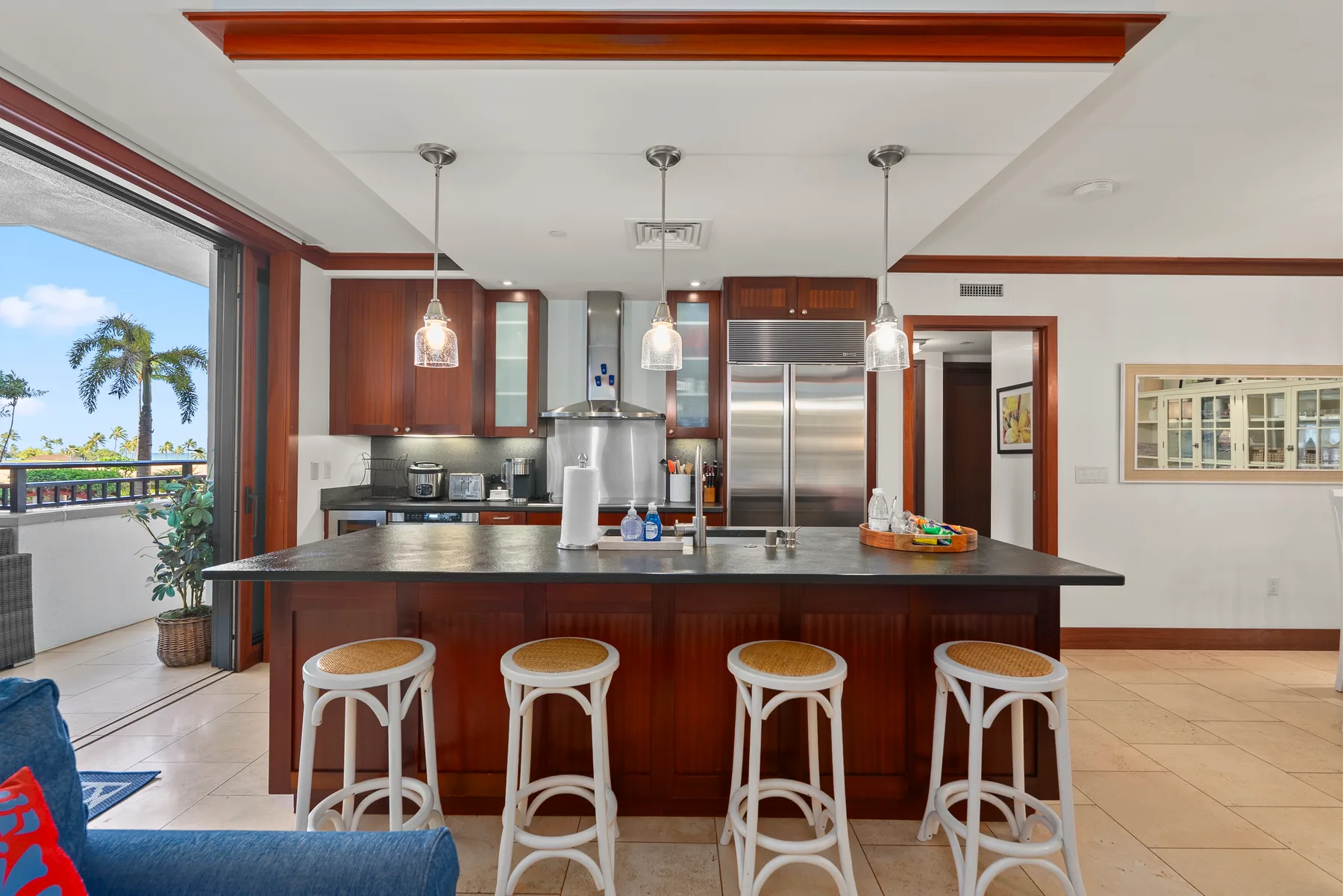 Una cocina luminosa con una isla central y asientos de barra.