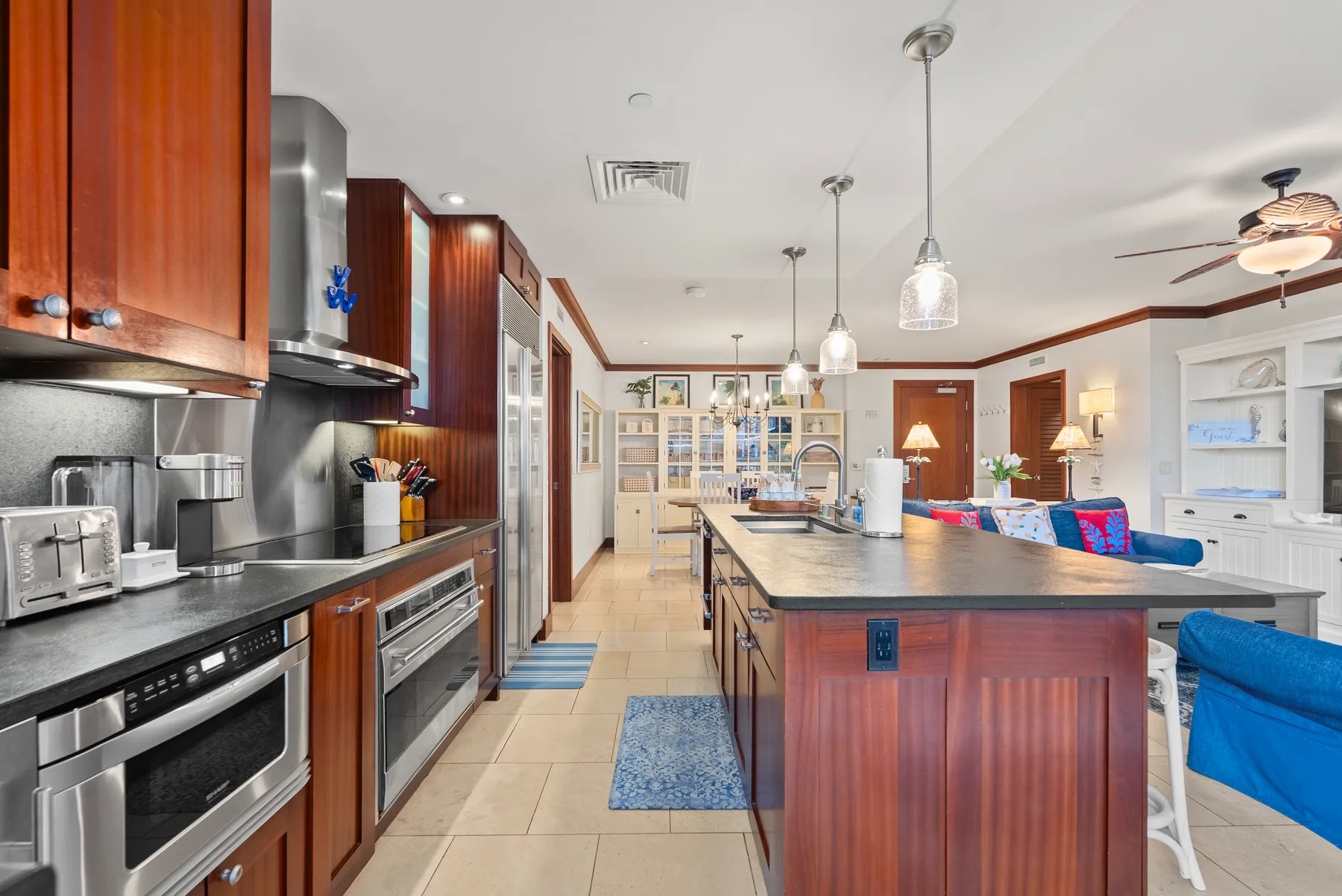 Una cocina luminosa con gabinetes de madera y una isla central.