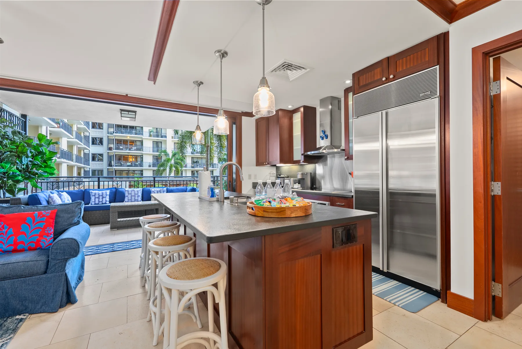 Cocina y sala de estar de concepto abierto con una isla central y asientos.
