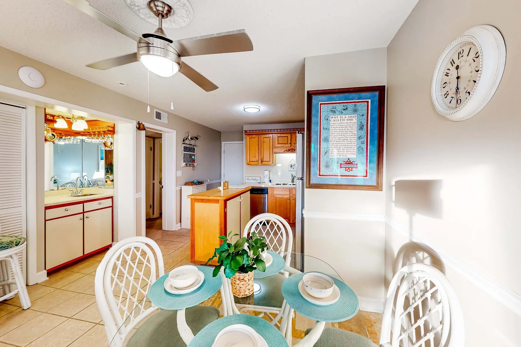 Una cocina luminosa con comedor y una mesa redonda preparada para comer.
