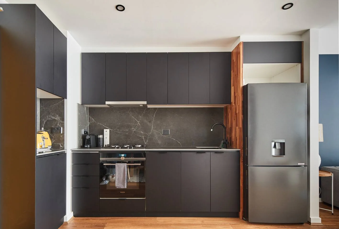 Una cocina de diseño moderno facilita preparar una comida en casa, y también hay numerosos lugares para comer cerca.