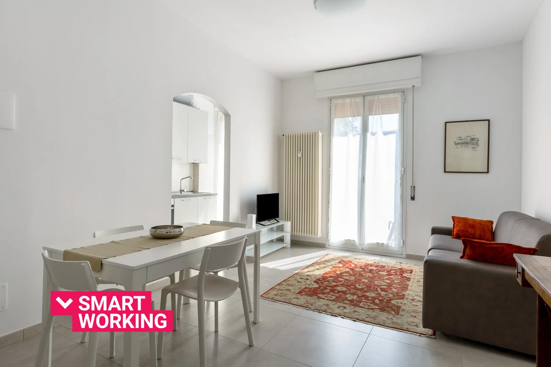 Una luminosa sala de estar y comedor con mesa, asientos y una puerta de cristal.