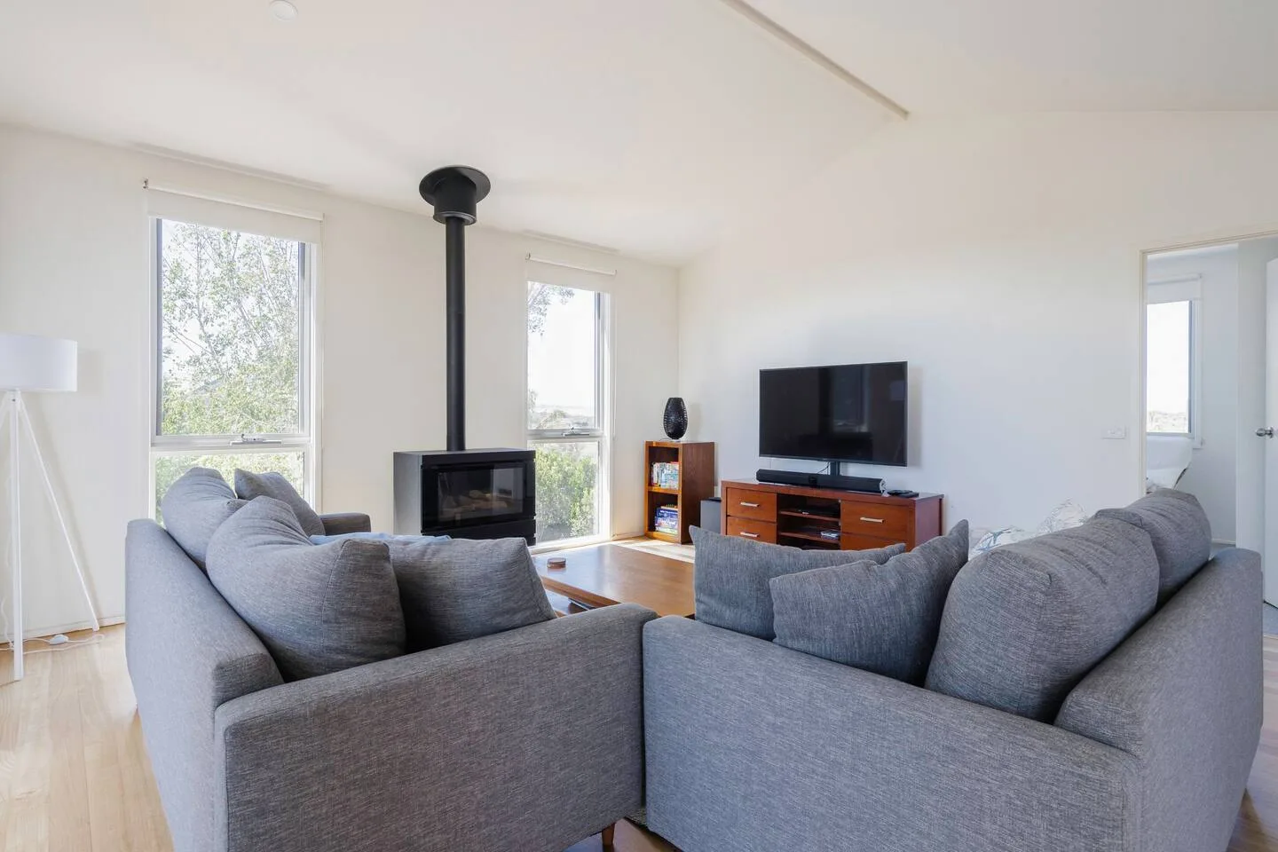 Reúnanse en la acogedora sala de estar con chimenea, ideal para relajarse después de un día de exploración.