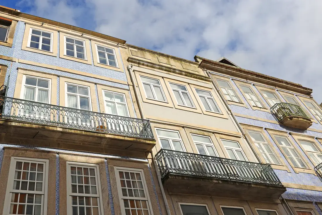 Fachadas de edificios de apartamentos con hileras de ventanas y balcones.