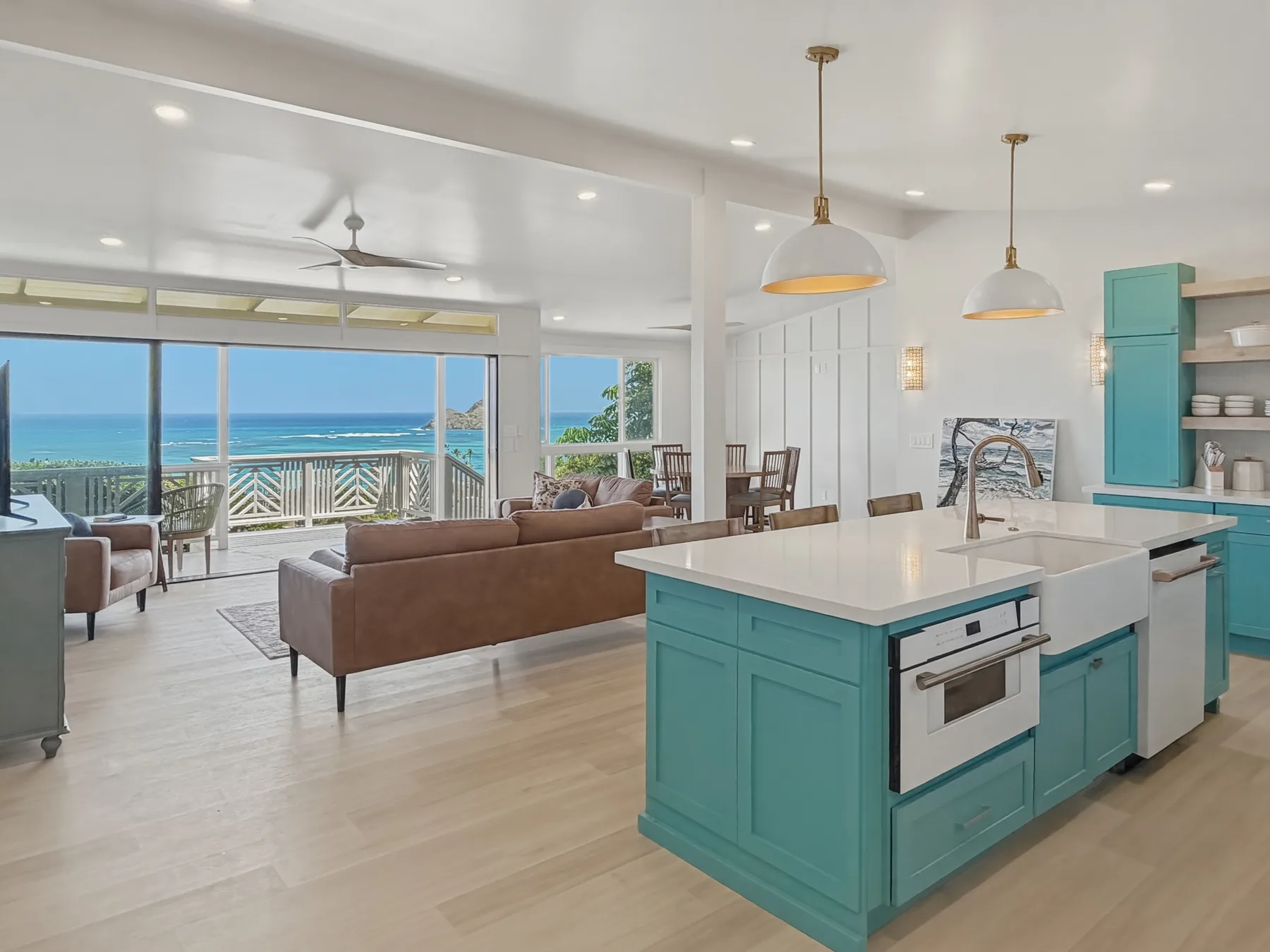 Una luminosa cocina abierta al salón da a un balcón con vistas al mar.