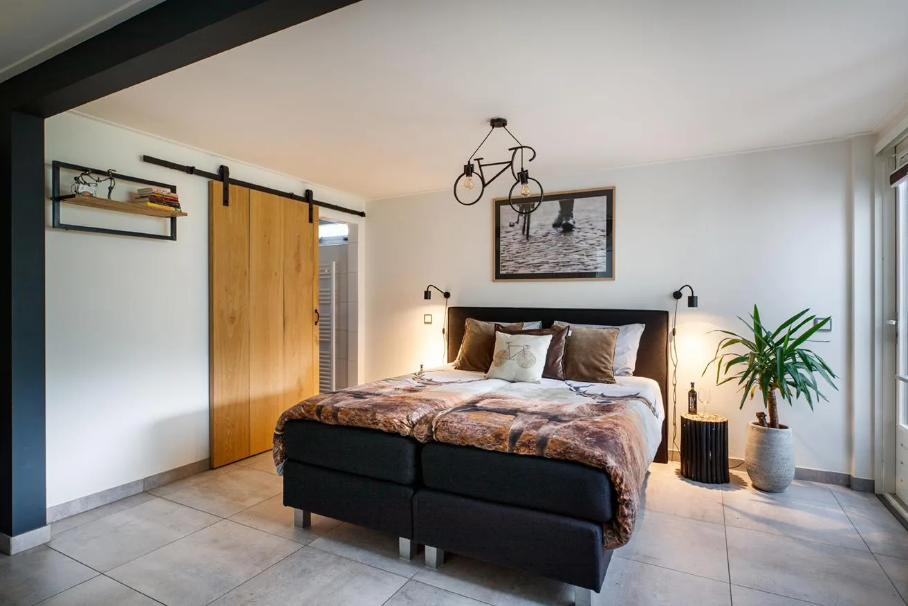 Dormitorio con puerta corredera de granero