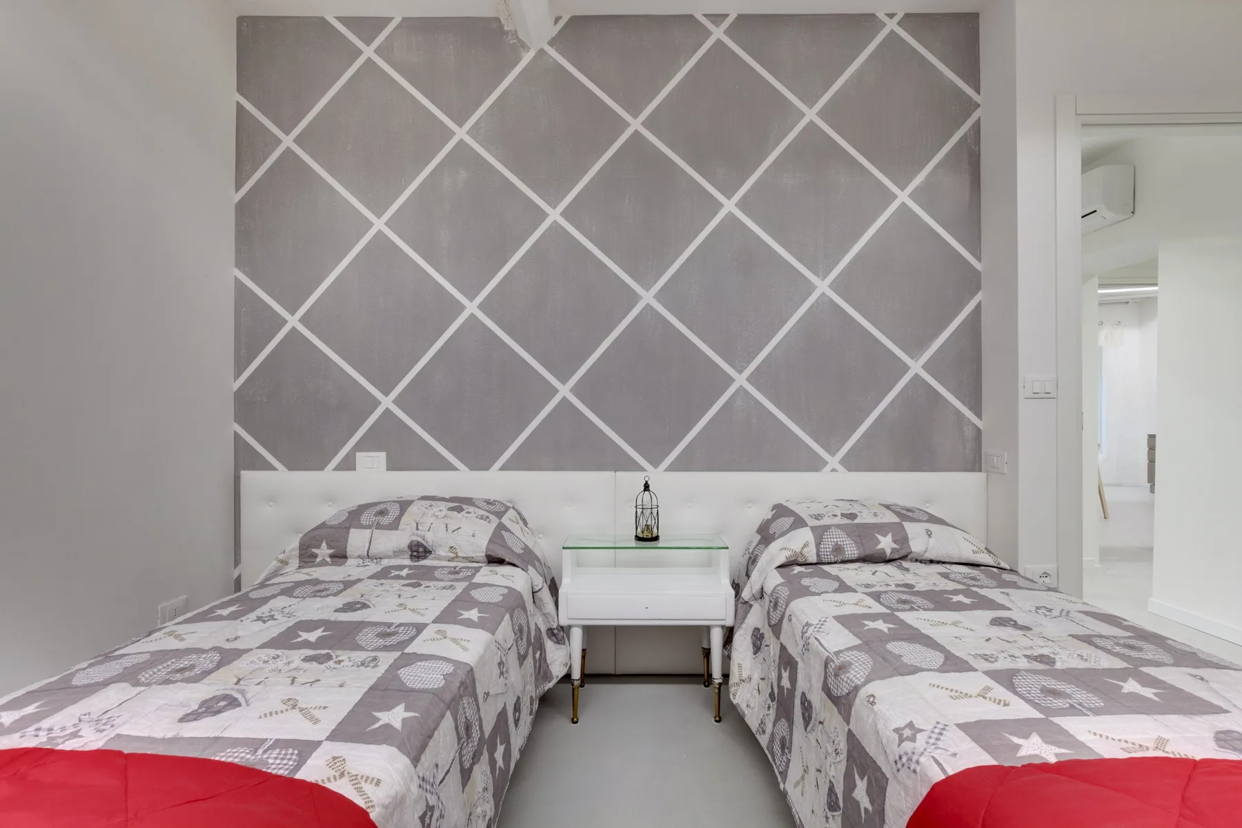 Un dormitorio con dos camas individuales y una mesita entre ellas.