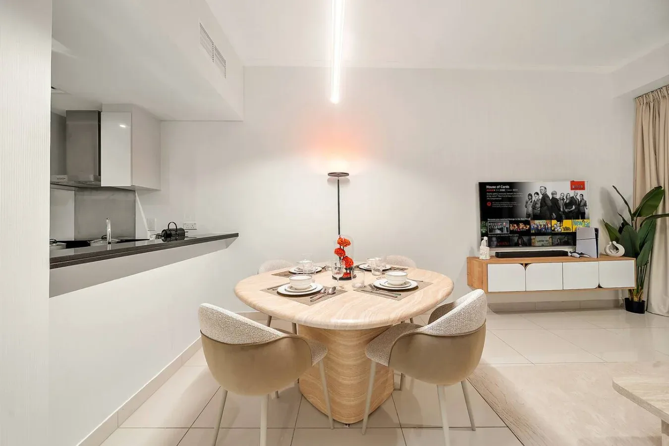 Comedor con una mesa redonda y una barra de cocina abierta.
