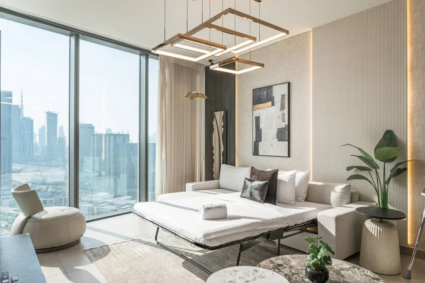Un dormitorio moderno y luminoso con una cama baja, ventanales y vistas a la ciudad.