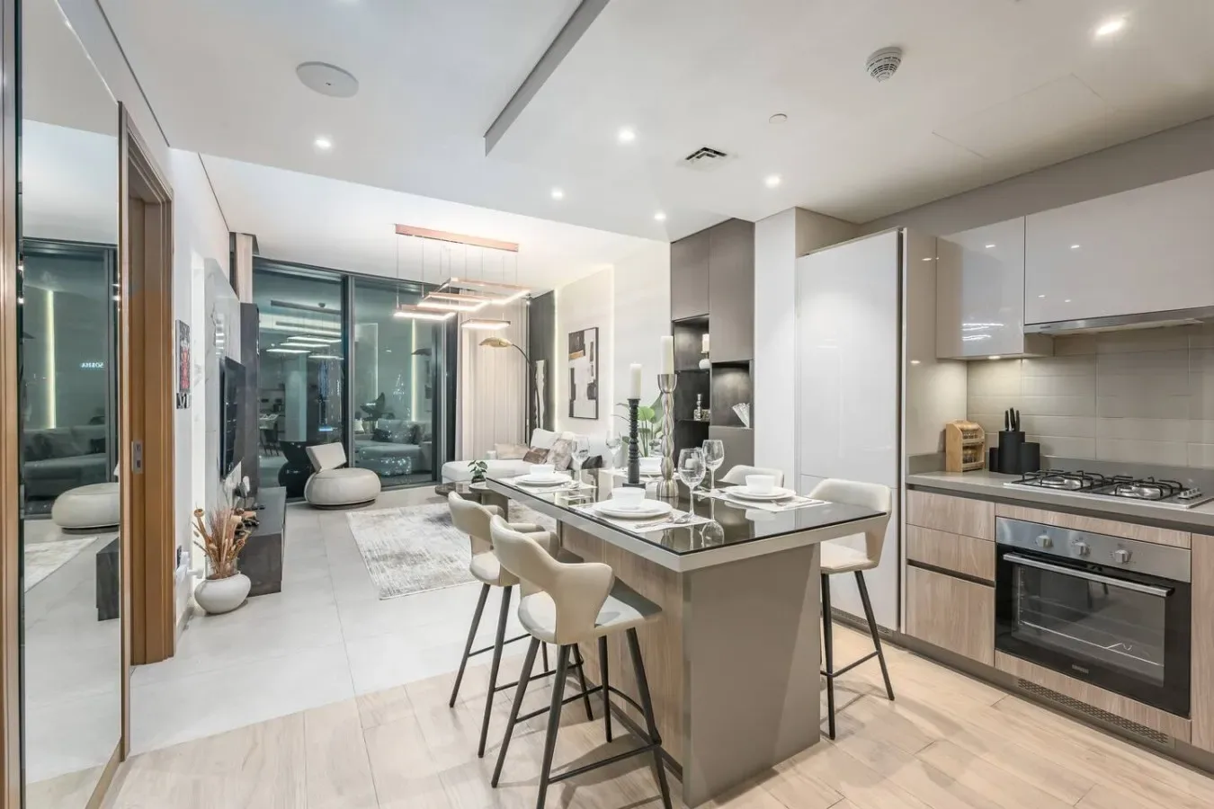 Una cocina y comedor modernos de concepto abierto, con una isla grande y asientos altos.