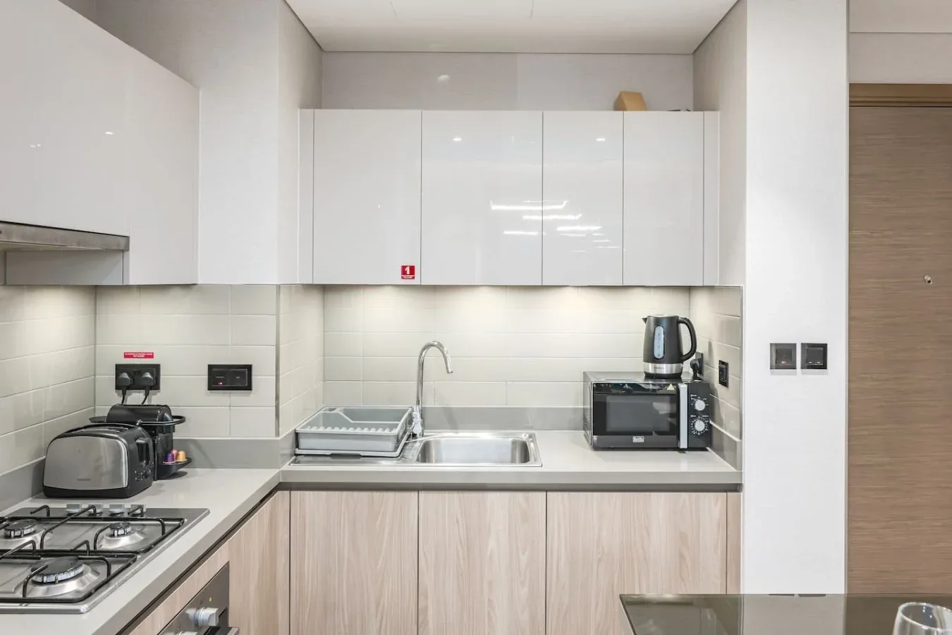 Una cocina moderna con encimera, fregadero y electrodomésticos.