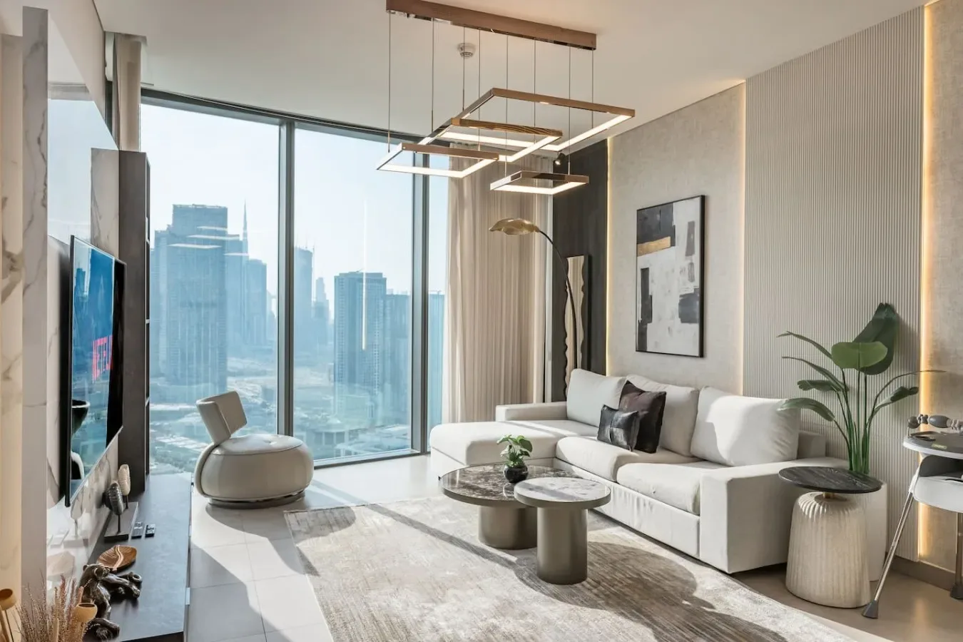 Una sala de estar moderna con asientos junto a ventanas de piso a techo con vistas a edificios de la ciudad.