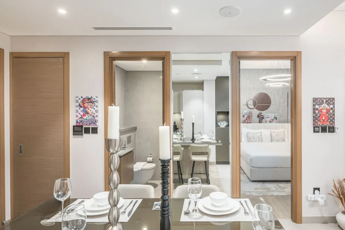Un comedor luminoso da a un tocador de baño abierto y un dormitorio.