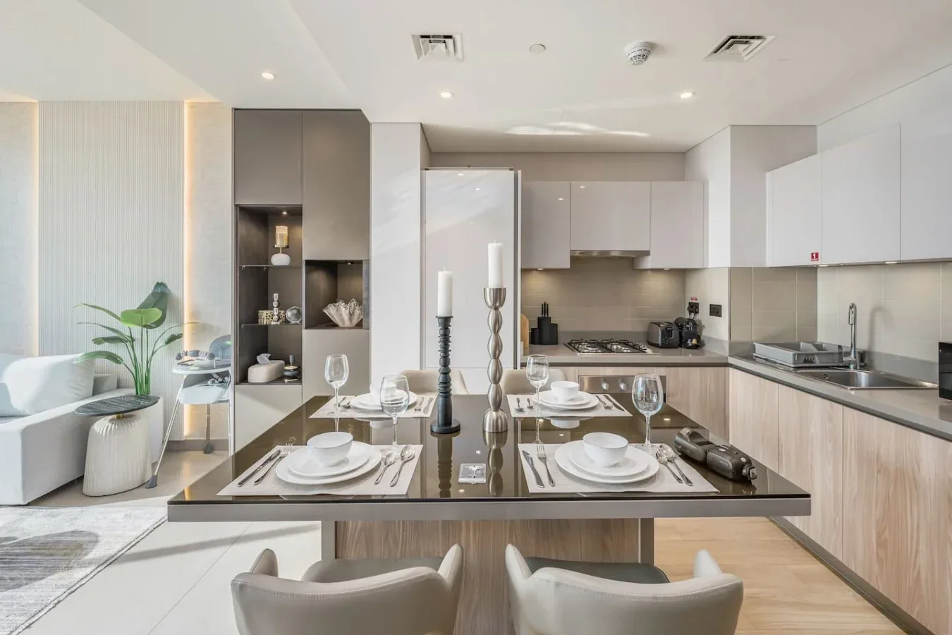 Una luminosa cocina-comedor de concepto abierto con la mesa preparada para comer.