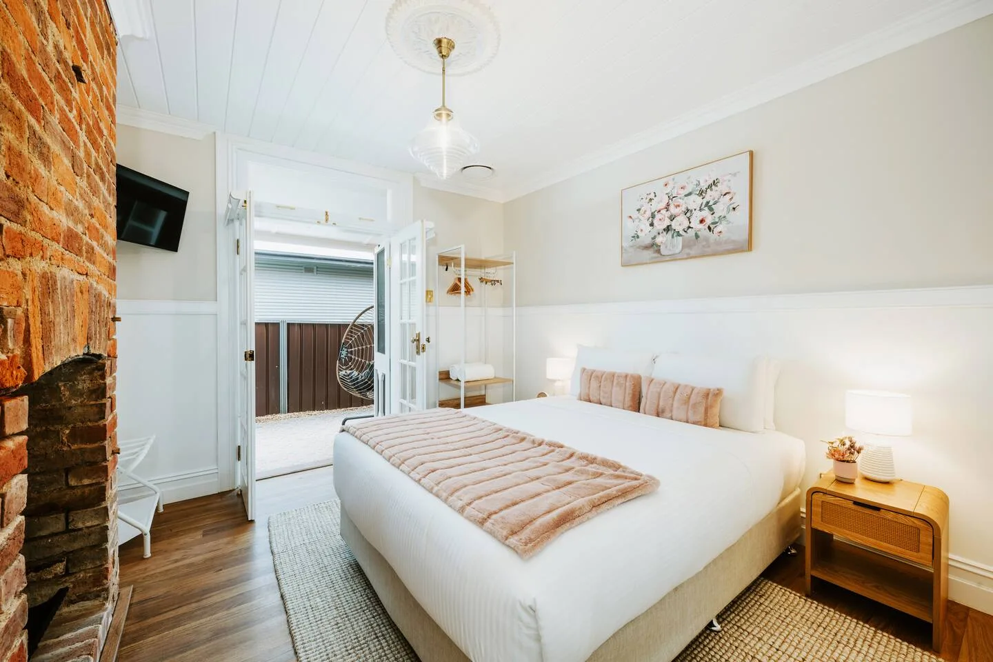 Sal directamente a la veranda desde el segundo dormitorio, que cuenta con una cama queen y televisor, y empieza el día con calma, aire fresco y luz natural.
