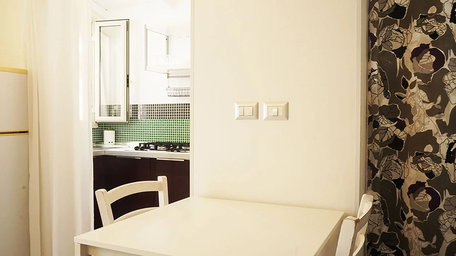 Comedor con una mesa junto a una cocina abierta.