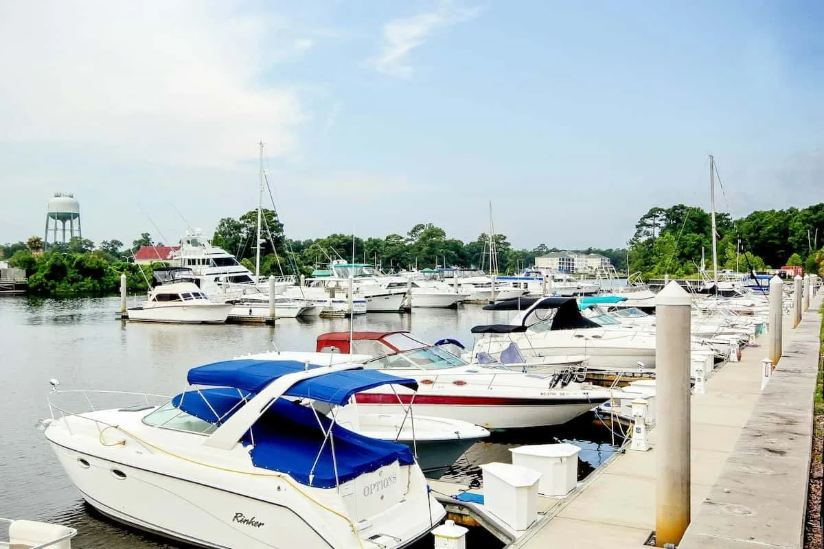 Un puerto deportivo con barcos amarrados junto a un muelle.