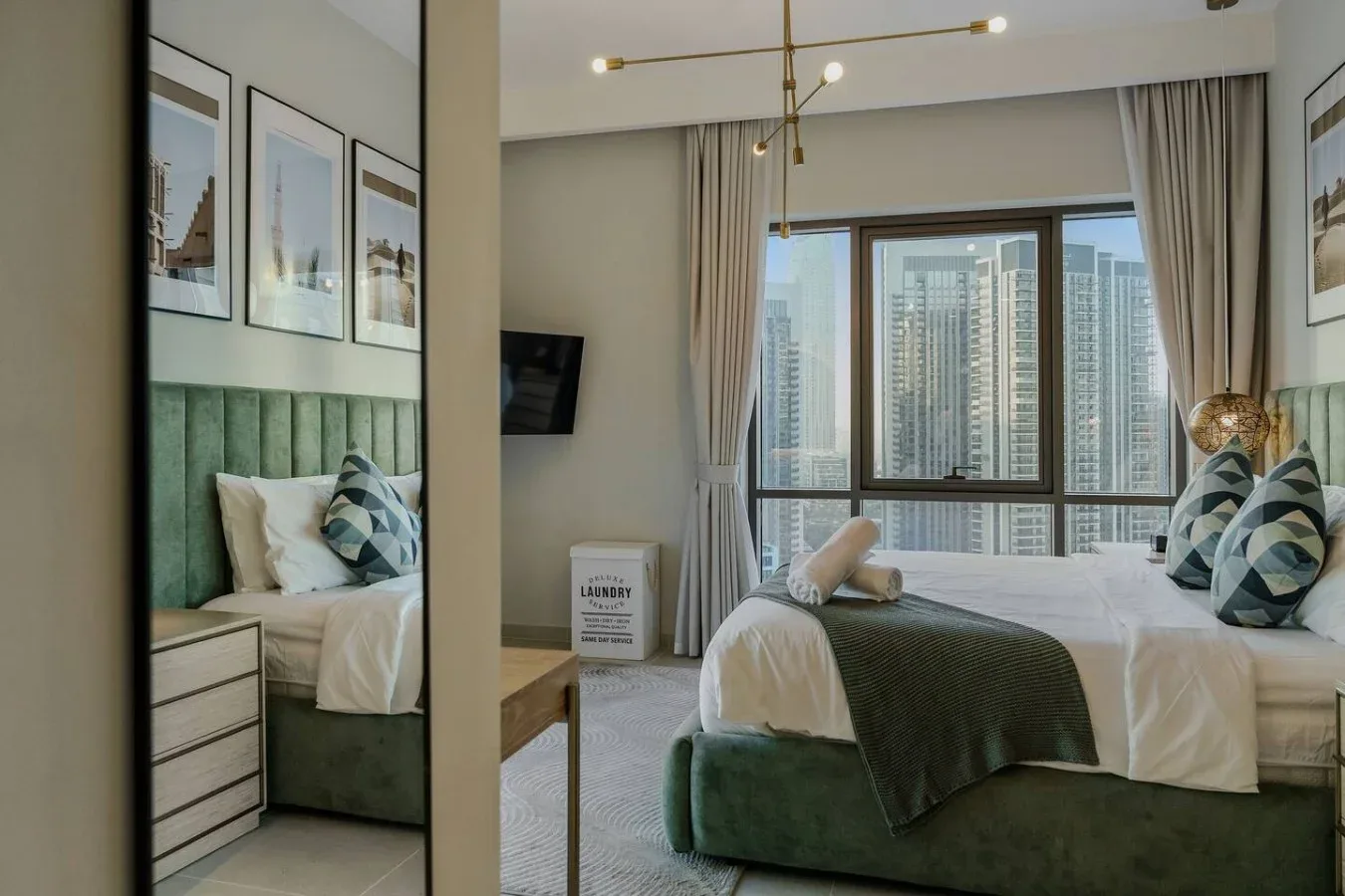 Un dormitorio con una cama frente a grandes ventanas y vistas a la ciudad.